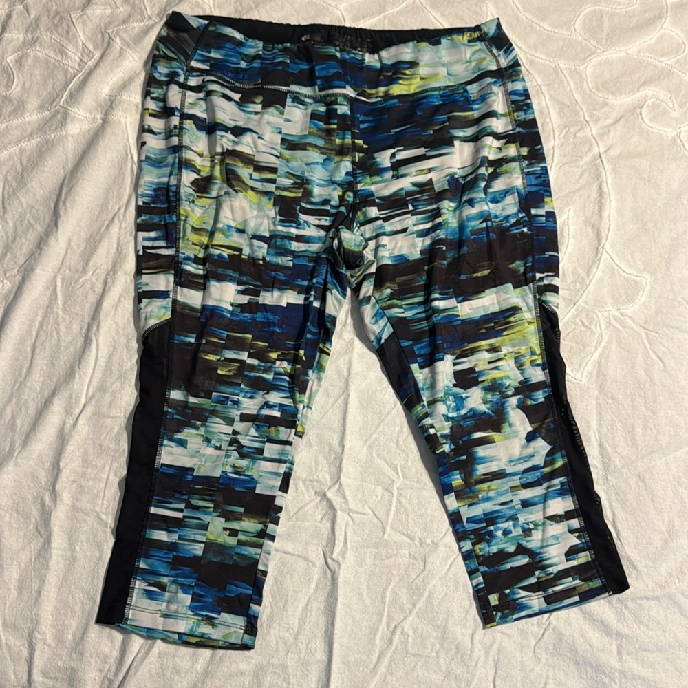Capri legnth workout leggings.